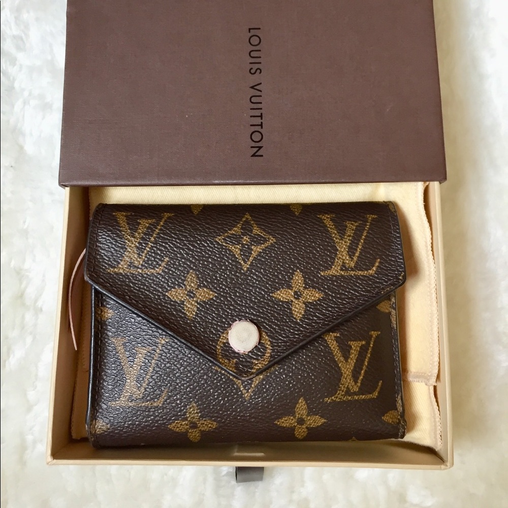 📌SOLD📌Louis Vuitton Victorine Wallet - Picture 1 of 16